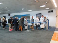 メルボルン空港、入国検査場までの道にこんな感じで機械に並ぶ人々を何カ所かで見ました、、、もしかして機械で入国手続きできる？？

とりあえず私たちも並んでみました。