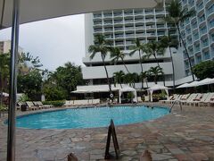 ホテルに戻ってきました。午前中はプールサイドでのんびり過ごしました。