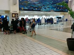 グアム国際空港です。
現在、4時50分です。