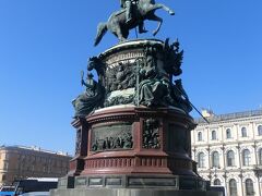 大聖堂の前は広場兼観光バスの駐車場
ニコライ1世の騎馬像が青空に映えます。