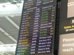 ロンドンの空港では、テロ防止のため、ゲート表示は出発の約１時間位前にならないと表示されませんでした。

１９:４５発のジュネーブ行きの案内はBゲートと表示されているだけです。空港内は広いので、搭乗に遅れないようBゲートへ。