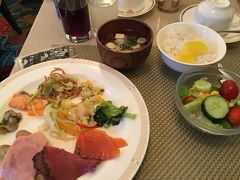 いつものビュッフェで朝食。