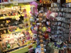 スタンレーンマーケットへ(赤柱）
http://www.discoverhongkong.com/jp/shop/where-to-shop/street-markets-and-shopping-streets/stanley-market.jsp

たくさんのお店があります。
お店をみるか、海や景色を見に行くかの選択になりました。
娘が景色より物欲が強く
お店を見て歩くことに・・・
正直、景色を見に行きたかったけど、ツアーなので時間は全くありません。。。
買い物もおちおちしておれないです。