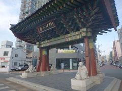薬令市場の門。この先に韓方（漢方）薬材のお店や韓方薬局や韓医院が並びます。
韓方粉パックも買えますよ～♪
