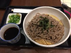 羽田国際空港に到着し、搭乗手続きを終え、予約していたレンタルWi-Fiも借りてひと段落。
バンコク行きの深夜便のため小腹も空いてきます。去年は六厘舎のつけ麺を食べたため、その隣にある夢吟坊のそば。京都風のためか期待していた味覚とは異なりましたね。汁がいかん、汁が。