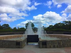 路面電車で北上して午前中の観光は平和公園から！
噴水のある平和の泉は原爆で焼けた体と熱い空気から水の恵みを被災者にという想いがある・・・