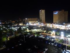 ホテルに戻る前に子どもたちがまたまたマクドナルドでナゲットを買って・・・。
夜にシナモンロールとナゲット。
体に悪いと思いながら、4日目の夜は更けていきました。