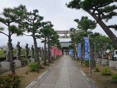 赤穂城跡の見学が終わり大石神社入口に来ました

神社までの通りの両脇には赤穂浪士たちの像が並んでおりとても印象的でした。多分47人分あると思います。（数えませんでした）