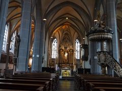 大きな教会。
見学者もチラホラ。