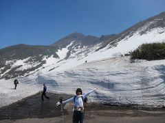 11:50
駐車場代は無料。

雪がいっぱい残っていて、なおかつリフトが動いていないのに登ります。