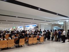 そして新千歳空港に到着してみると……
いつもにも増して混み混み＆何やら長蛇の列が……
な・何事！？！？