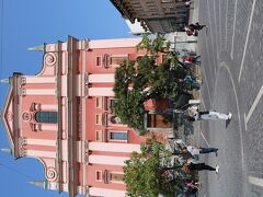 スロベニアの首都、リュブリャーナに到着。

人口27万人ほどのこじんまりした街です。

お昼に到着後、さっそくに、街の中心となる「プレシェーレノフ広場」に出かけます。

　フランシスコ会教会のピンクの壁面が美しい。