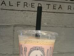 参拝後、先日行って気に入ったALFRED　TEA　ROOMへ行ってきました。
新宿店はルミネエスト１Fにあり、平日午後は空席を探すのが大変な混みようでした。
ちょっと長居はしずらい感じで、バボアルフレッドミルクティーをぐーっと飲んで帰りました。
氷多めで量少ない気が・・でも美味しかったです。

以上６月から８月に訪れた神社＆カフェ巡りの旅行記でした！
ダイジェスト版になってしまいましたが、
最後までお読み頂きありがとうございました。