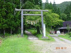 高倉神社の二の鳥居。
この奥に参道がつづいているが、時間の関係でここまで。