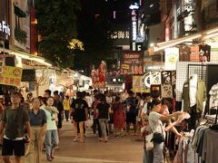 屏東の夜市はやめて、なにか別の晩飯、ということで、新堀江（MRT中央公園）まで出て「天使鷄排」でフライドチキンでも買うことにしましょう。