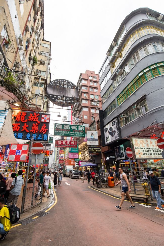 看板だらけなのがいかにも香港って感じがします。