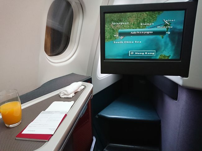 短いフライトですが、スタッガードシートでした