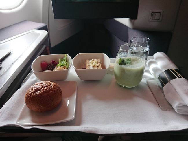 ビジネスの機内食<br />お酒あまり飲めないので、キャセイディライトばかり飲んでました