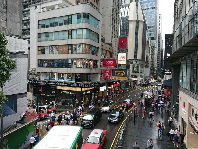 翌日はまずは上環あたりを街歩き。<br />このカオスな感じが好きです。