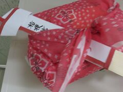 桔梗信玄餅工場テーマパーク・・・山梨を代表する銘菓、桔梗信玄餅本社工場

自由に見れる工場見学をはじめ、お菓子の詰め放題やテーマパークカフェで
は、話題の桔梗信玄ソフト（バニラ500円、抹茶540円）がいただけます