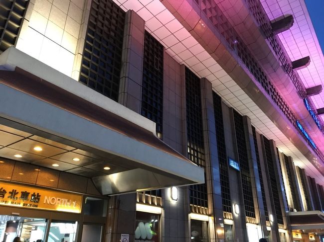 台北駅に着いたら、お土産で月餅を買いたい&amp;最後の晩餐はやっぱりあそこでしょ！ってことで、中山駅にある新光三越へ。<br /><br />台北駅→新光三越(南西店)《タクシー》80元(約300円)