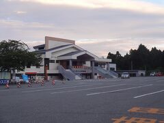 　真暗にならないうちに「道の駅 のとじま」に到着するが、
　だだっ広い駐車場には、車の姿はないも同然で、
　遠慮することなく好き勝手ができのは良いが、これはこれで心細いものだ。
　（暗くなったら怖いなあ・・）