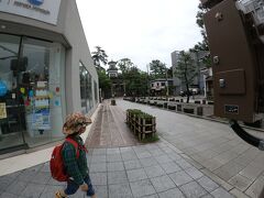 近江商店街から少し歩くと、
尾山神社。