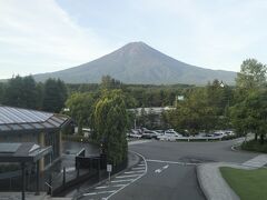 5:00　目が覚めて外を見てみると富士山が見えます。天気が悪い予報だったのですが、奇麗に見えます。富士山側の部屋を取ってよかった。