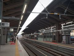 　もう１駅電車に乗り、熊本駅に着きました。
　在来線ホームは、３月に高架化が完成したばかり。近代的にはなりましたが、長距離列車の発着がほとんどないこともあって売店がなく、ちょっとさみしい感じもします。