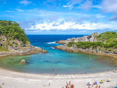 お腹も満たされた所で野伏港のお隣の泊海水浴場へ。
ここは式根島で一番有名な海水浴場だそう。
本当に東京都なのだろうか？
目を疑いたくなるほどの美しい海。
こじんまりとした海の家があります。
こんなキレイな海なのに全然人がいなーい！
離島最高！！！