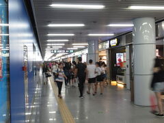 少年宮に向かうべく贈物公園で乗り換えましたが、Googleの経路検索で結果に出ないのが納得出来る程の長い通路がありました…。通路には店が並んでいましたが、気軽に食事出来そうな場所が無いなぁ…。