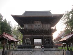 「長勝寺」

曹洞宗の津軽家最初の菩提寺で、日光東照宮と並び称される江戸時代初期の代表的な建造物だそうです。
