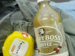 福島駅で　10分停車
夫が改札外まで行って　朝ごはんを調達してきました
またまた大好き　オムライス＋コーヒー
暖かいコーヒーがなかった　との事
冷たいカフェオレは　以外と美味しかったので許す
ベンチシートなので　恥ずかしかったのですが
一気に半分食べました　やっぱ美味しいです