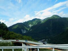 高山からバス。平湯温泉が眼下に見えてきた。