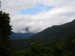 奥飛騨のホテル前から槍が岳方面。雲がかかって、見えず、残念