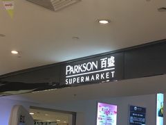 さらに別のスーパーマーケットで配り用お菓子などを購入。