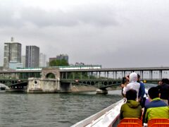 『ビル・アケム橋』
二階建ての鉄橋で、上をメトロ６号線、下を人と車が通る。