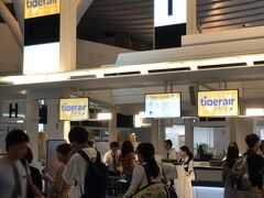 今回はタイガーエア台湾です。
羽田空港　5:00発、搭乗手続きは2:30から。
０時少し前に羽田空港に入りましたが既に椅子がほとんどなく……