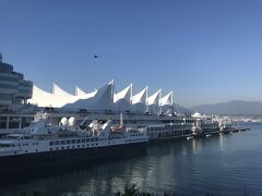 Water Front駅を通過してカナダ・プレイスへ。地元横浜でいえば大桟橋的なところかな。旅行中も大型客船が接岸していました。