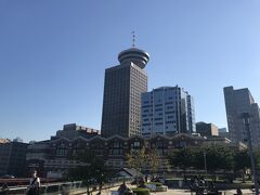 後ろを振り返るとレンガ色の建物が Water Front駅、展望台は Canada Lookout です。ここにも登りたいなとは思っていましたが、ちょっとお高いので今回は遠慮しておきました。チケットは一日券になっていて、その日の内は何度でも登れるそうですよ。