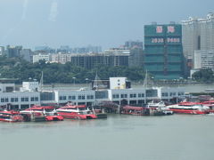 赤いフェリー（ターボジェット噴射飛航）たち、見えてきました。

マカオから香港だけでなく、中国にも行けます。