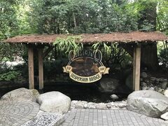 Capilano Suspension Bridge に到着です。カナダ・プレイスでチケットを購入しておいたので、チケット売り場には行かず入口へ直行しました。