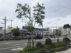 アルピコ前で送迎車が待っていました。
乗客は4人のK大の学生さんと私の5名。

ドライバーさんは日本語の上手な
若いネパール人の男性です。


