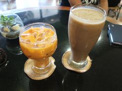 ドリンクもオーダー。ｓｕｋｅｃｏは「Ｔｈａｉ　Ｉｃｅ　Ｔｅａ」。タイに来たなら飲みたいと思っていたの～。やっぱりおいしい～。
ｓｕｋｅｃｏ夫はスムージーの「Ｂａｎａｎａ　Ｊａｖａ」。チアシード入りのドリンクでした。口の中では面白い感触が・・・。

ごちそうさまでした。。。