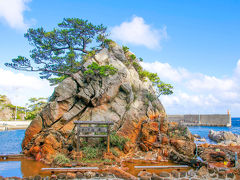 式根島港の横にある松が下雅湯。
ここは潮の満ち引きに関係なく入れます。
足湯もありましたよー