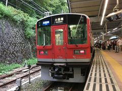 湯本駅で箱根登山鉄道に乗り換えて小田原へ。

ここに来てようやく雨が降り出しました。