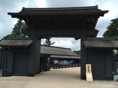 復元された箱根の関所。

京都側からお邪魔します。