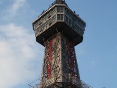 別府16　北浜歩き　国道10号・九州横断道路入口辺り  41/    8

別府タワーは、大分県別府市にある観光塔である。高さは90m。名古屋テレビ塔、通天閣に次ぎ、日本で3番目に建てられた高層タワーで、別府観光のシンボルとして親しまれる。登録有形文化財(2007年10月2日登録)。運営は、別府観光開発株式会社。 
「塔博士」とも呼ばれる建築構造家・内藤多仲のタワー六兄弟のひとつである。 このタワーは当初電波塔としての利用が予定されていたが、その役割を果たすことはできなかった。しかし、1960年代に入ると年間100万人に及ぶ観光客と修学旅行生で賑わい、観光スポットとなった。 
（フリー百科事典『ウィキペディア（Wikipedia）』より引用）