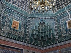 サマルカンドで最も古い建造物という「クサム・イブン・アッバース廟」内部の巡礼者の部屋の天井です。別格に美しい装飾が施されていて、狭い空間ですが、観光客でこの中はいっぱいでした。