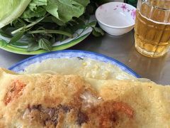 お好み焼き、バインセオ。
ベトナムのローカルビール、サイゴンスペシャルと一緒に。飲みながらのんびり。
お好み焼きの中身は、えび、豚肉、もやし。それをベトナムお馴染みの野菜を巻いて、やや酸っぱ味がある酢漬けのタレと唐辛子を混ぜて浸けて食べます。なかなかの素朴感。でも美味しい。お腹に余裕があれば、もっと色々食べてみたかったけど、ここではバインセオだけ。
バインセオの小とビールで85,000ドンくらい（約４０５円）

Banh Xeo46A
46A Đinh Công Tráng, Tân Định, Quận 1, Hồ Chí Minh
４６Ａ番地にあるバインセオのお店というのがわかりやすいネーミング。